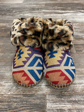 Load image into Gallery viewer, M&amp;F SLIPPERS 5729097
